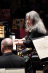 Martha Argerich concert foto, waarbij ze speelt op een piano